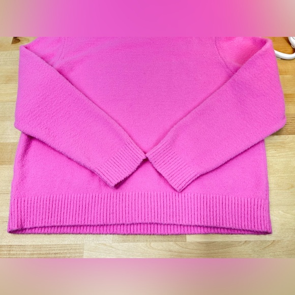 Wicked Pink super soft Sweater for the Wicket fanatics - Picture 9 of 9